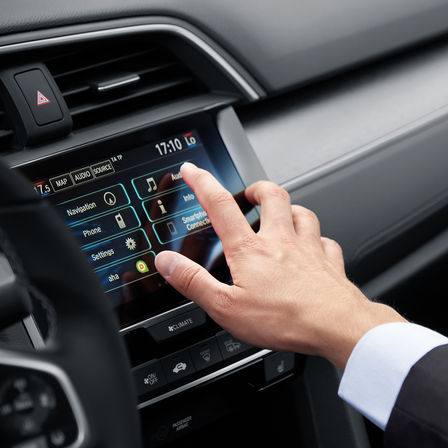 Primo piano del sistema di infotainment della Honda Civic 4 porte.