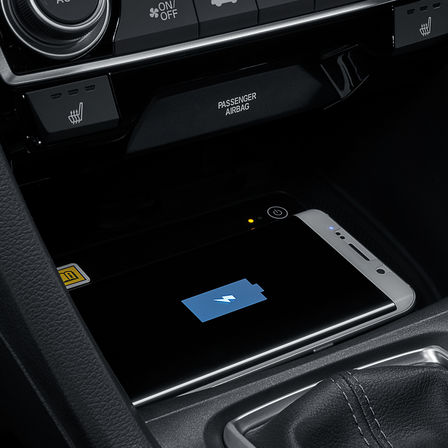 Primo piano del caricabatterie wireless della Honda Civic 4 porte.
