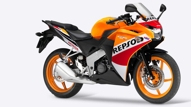 Inquadratura laterale destra di tre quarti della CBR125 in rosso.