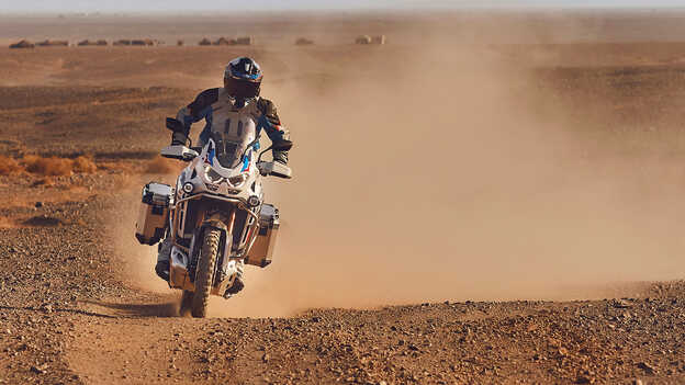 Vista anteriore di motociclista su Honda CRF1100L Africa Twin Adventure Sports nel deserto.