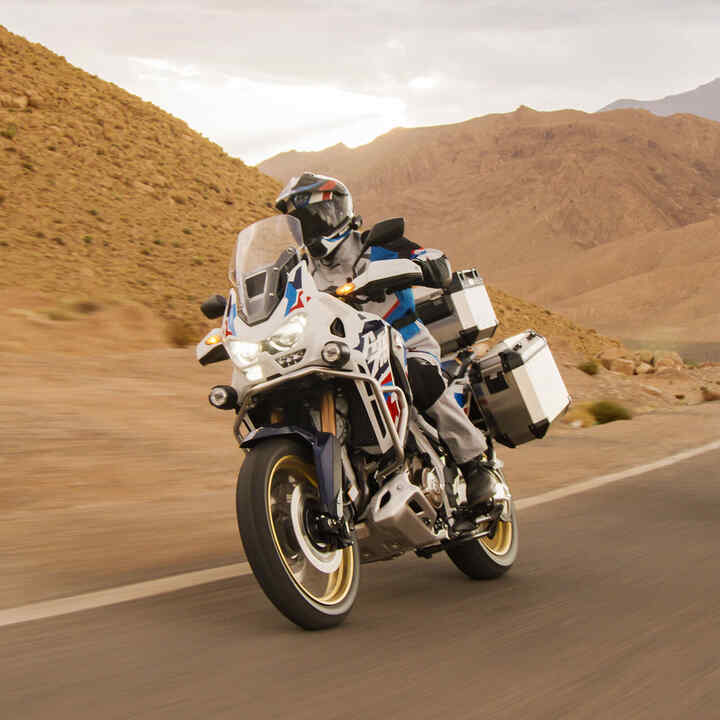 Motociclista su Honda CRF1100L Africa Twin Adventure Sports nel deserto.