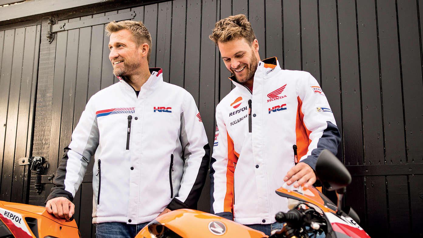 Due uomini che indossano giacche da corsa Honda bianche