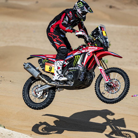 Pilota Honda della Dakar su una moto nel deserto.