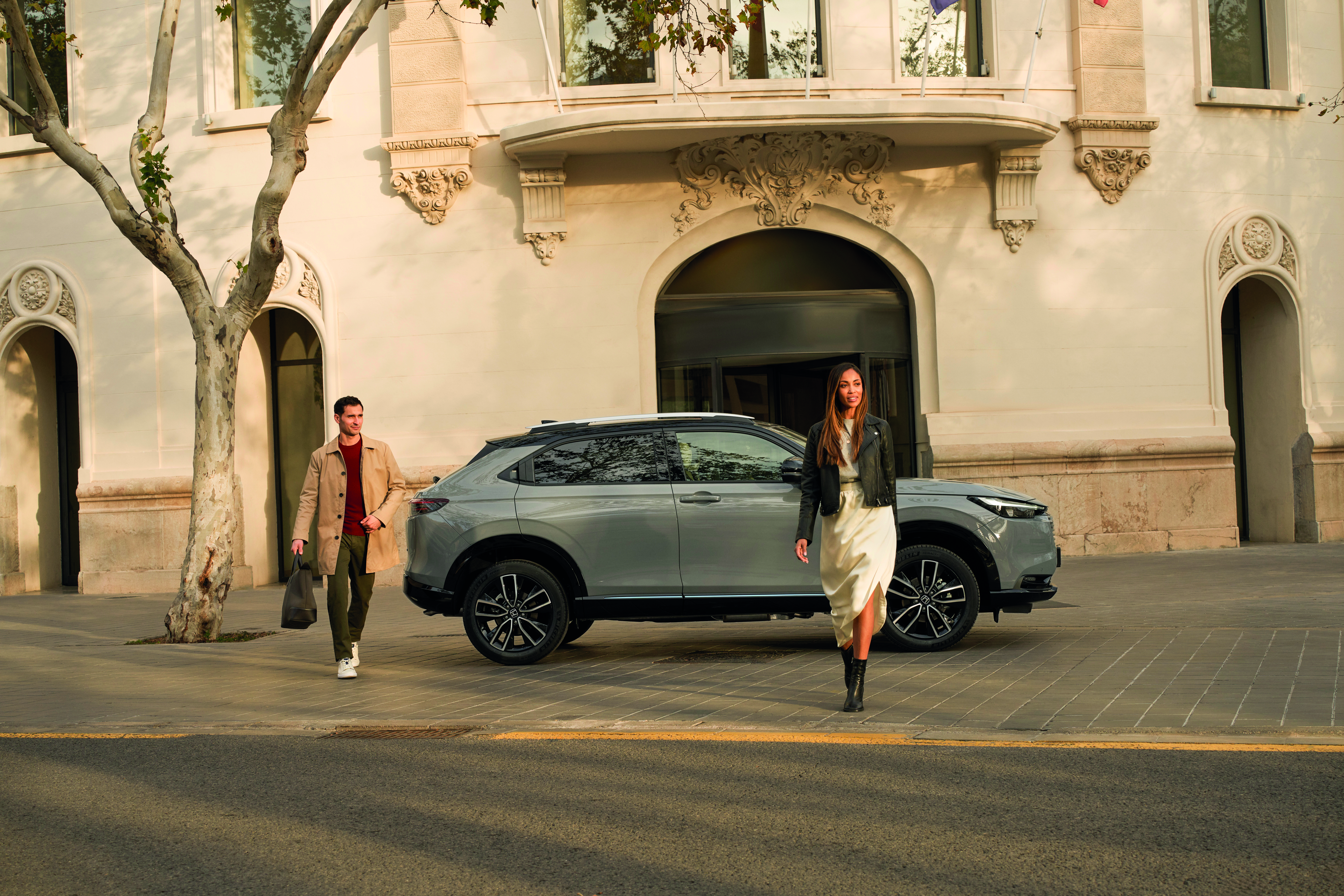 Una coppia si allontana da un'auto Honda