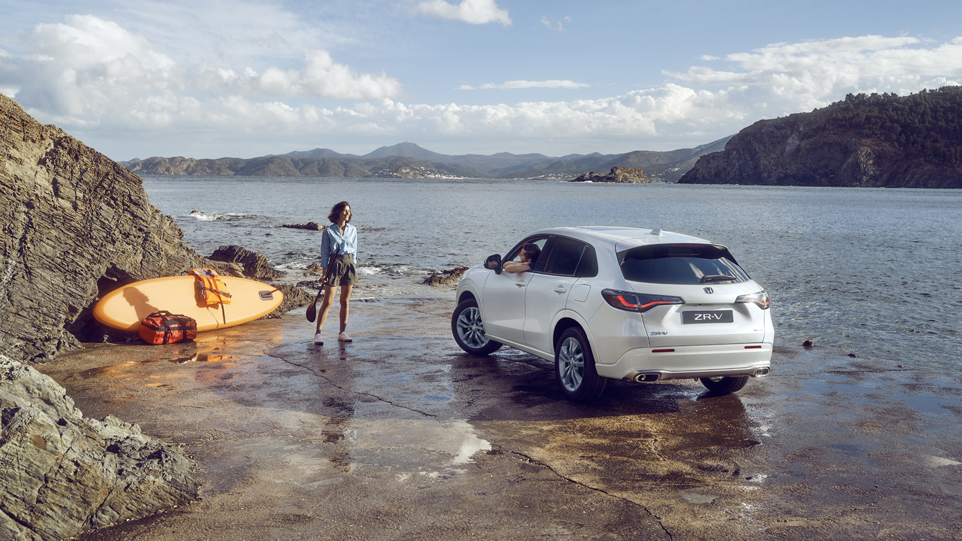 ZR-V bianco sulla costa con donna e canoa