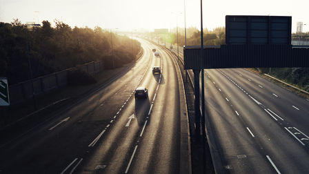 Vista in autostrada al tramonto