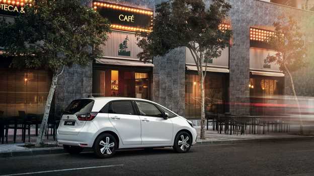 Vista posteriore di Honda Jazz Hybrid parcheggiata fuori da un bar