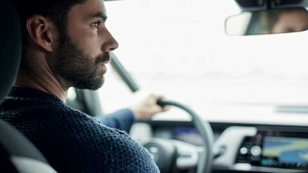 Primo piano di un uomo seduto al volante