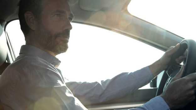 Primo piano di un uomo seduto al volante