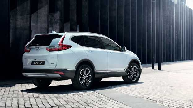 Vista posteriore di Honda CR-V Hybrid parcheggiata per strada.