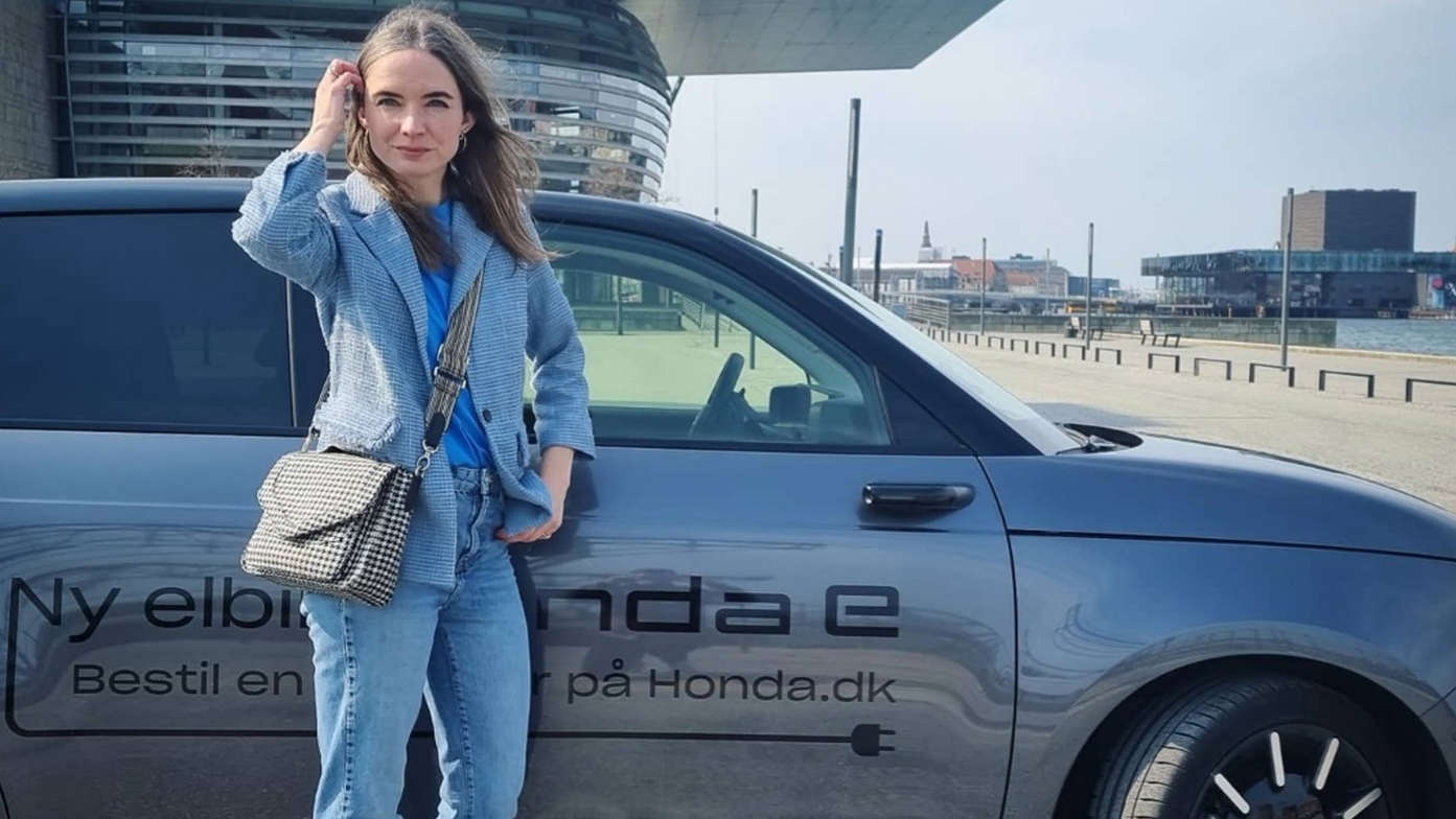 : L’attrice e scrittrice Neel Ronholt nel suggestivo porto di Copenhagen dove ha trovato la propria ispirazione. 