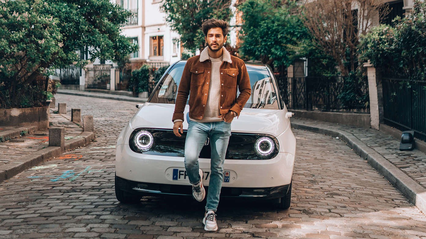 Il fotografo e modello francese Raphael Spezzotto Simacourbe ha trovato la sua ispirazione tra le strade di Parigi.  