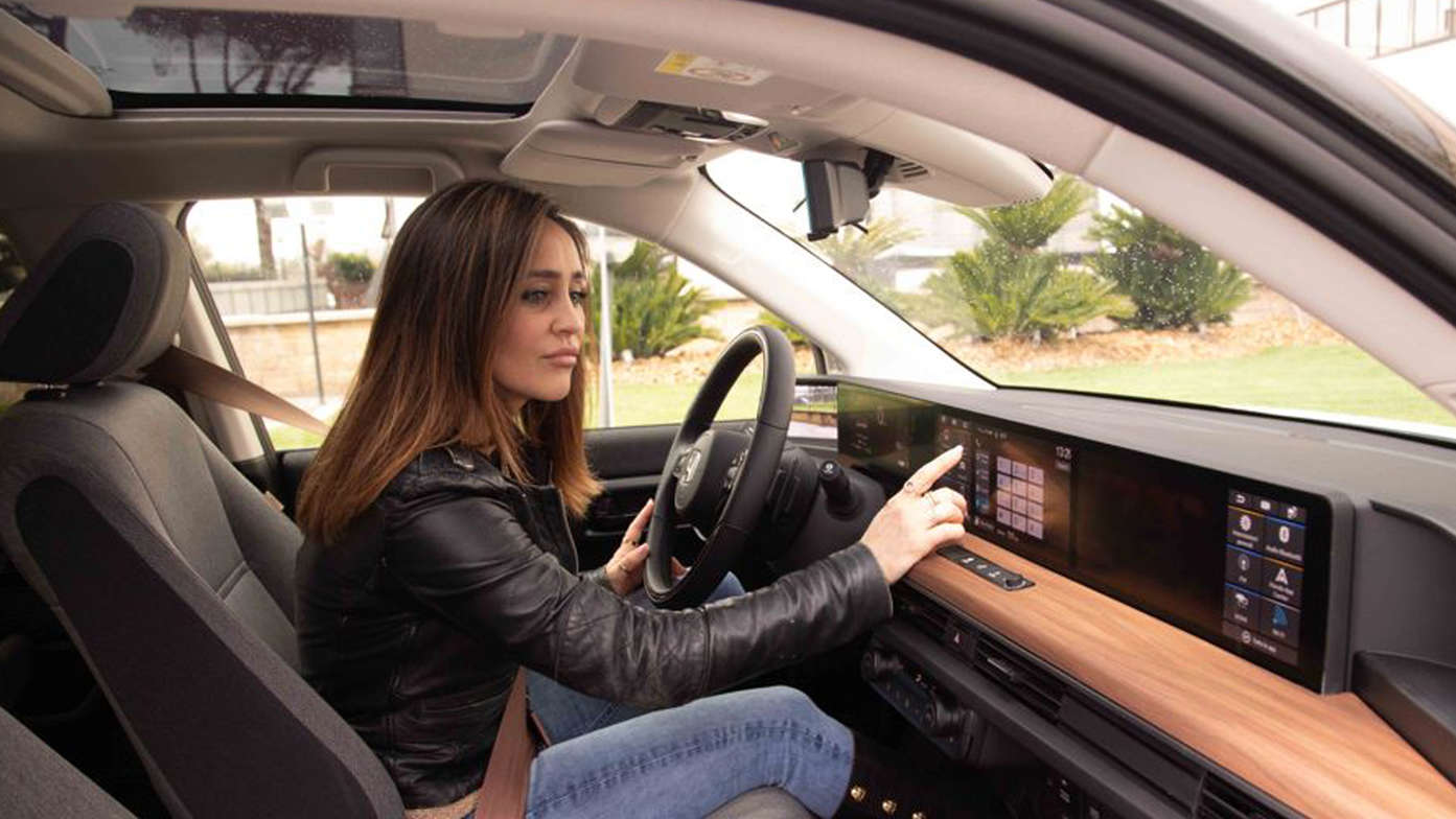 Il sistema di infotainment della plancia digitale a doppio schermo è l’assistente di guida perfetto per conducente e passeggeri
