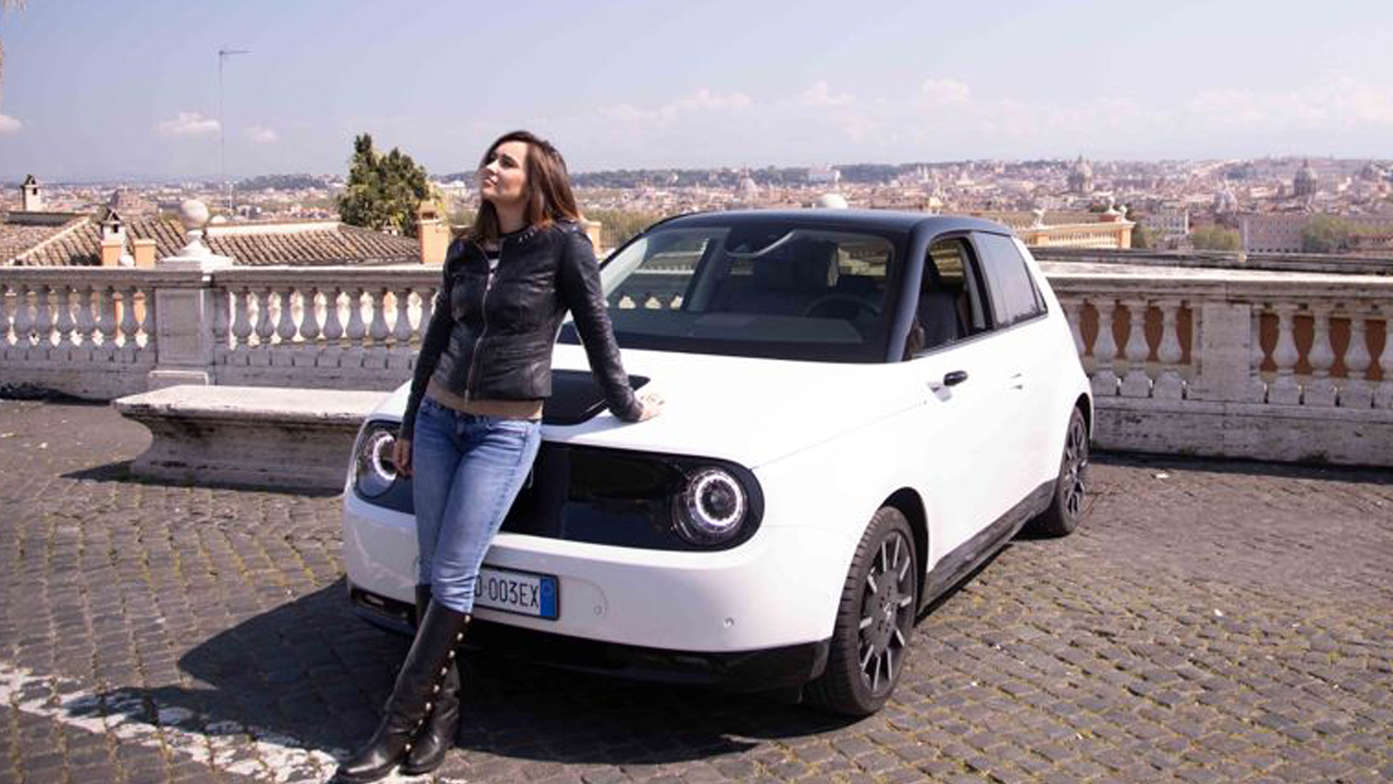 L’attrice Ilenia Lazzarin ci ha condotto in un tour per le strade di Roma fino all’Appia Antica, dove trae la sua ispirazione. 