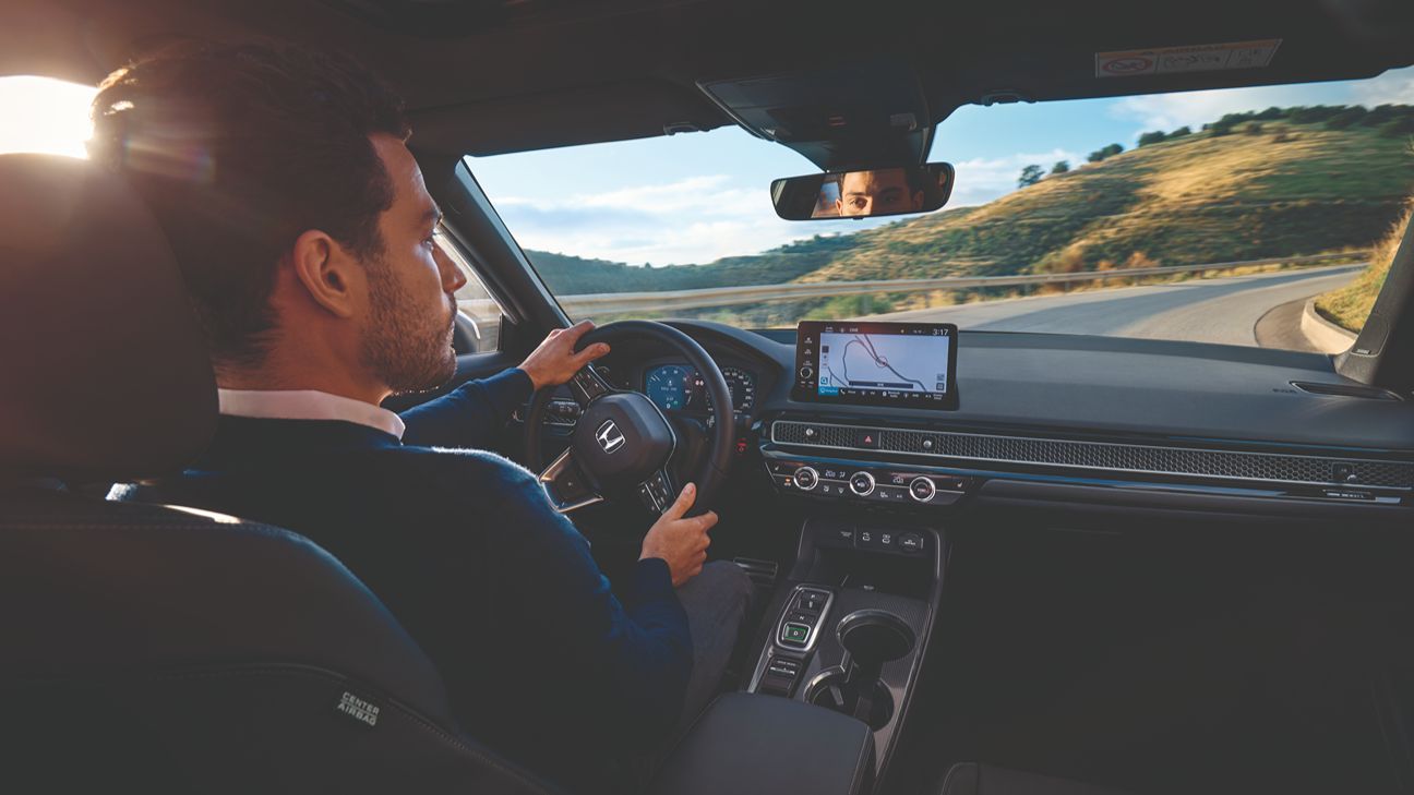 Un uomo alla guida di una Honda Civic