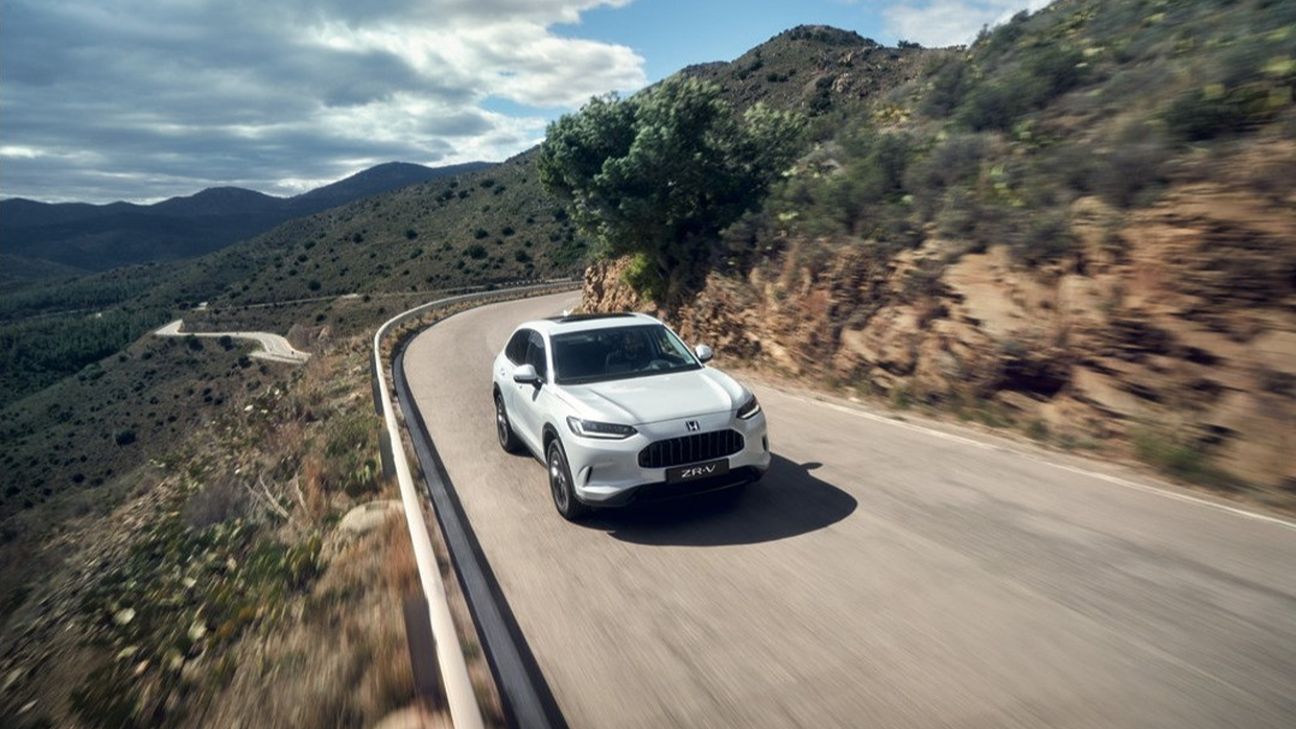 un'auto Honda bianca sulla strada