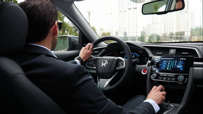 Vista interna della Honda Civic 4 porte con cambio manuale.