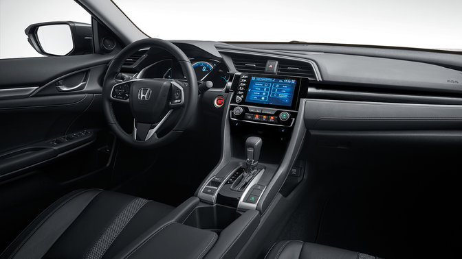 Primo piano del cambio automatico della Honda Civic 4 porte.