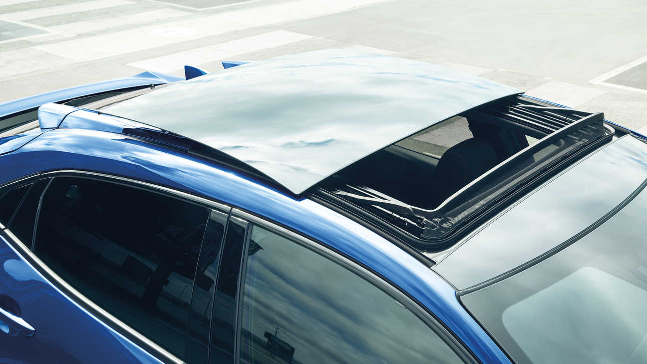 Honda Civic con tetto apribile in vetro.