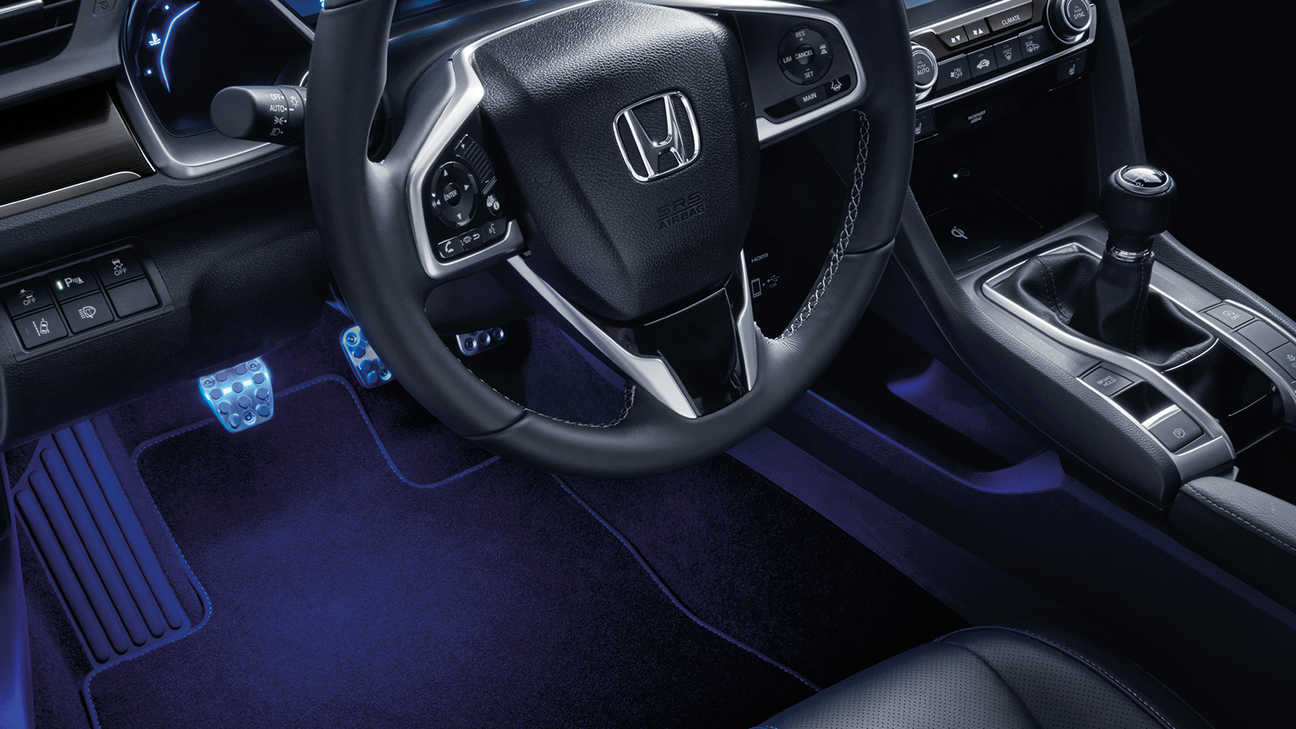 Vista frontale dell'interno della Honda Civic 5 porte con pacchetto illuminazione.