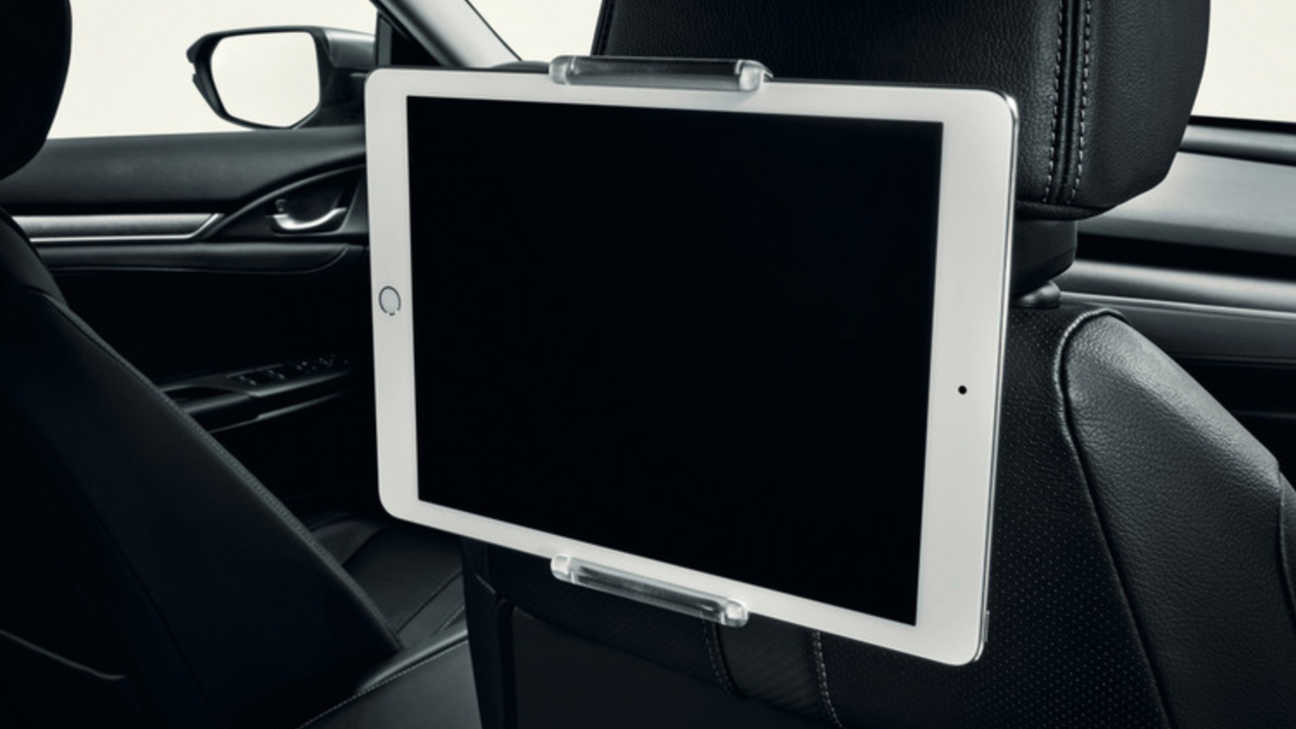 Immagine dell'interno della Honda Civic 5 porte con supporto tablet.