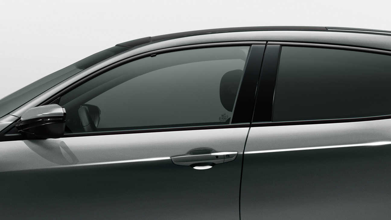 Vista laterale sinistra della Honda Civic 5 porte, vista dettagliata del finestrino anteriore e posteriore.
