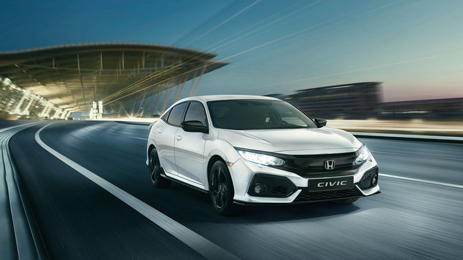 Vista frontale di tre quarti della Honda Civic Dynamic, durante la guida in città.