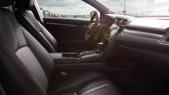 Vista laterale degli interni della Honda Civic Dynamic.