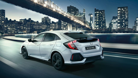 Vista posteriore di tre quarti della Honda Civic Dynamic, durante la guida in città.