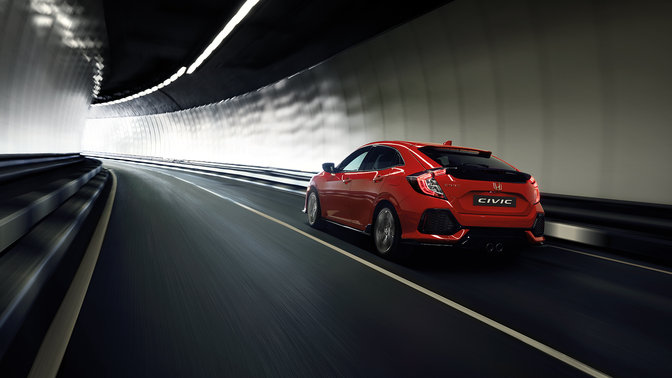 Vista posteriore di tre quarti della Honda Civic in galleria.