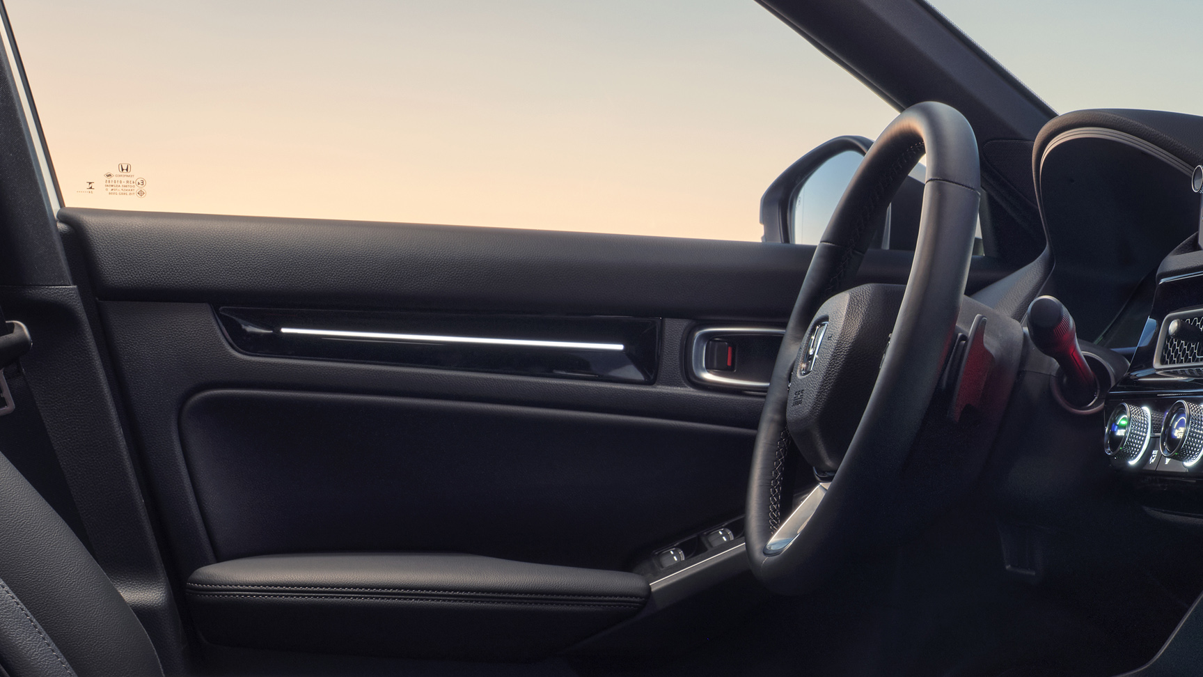 Interni della Civic Hybrid, con particolare attenzione al pannello di illuminazione ambientale.