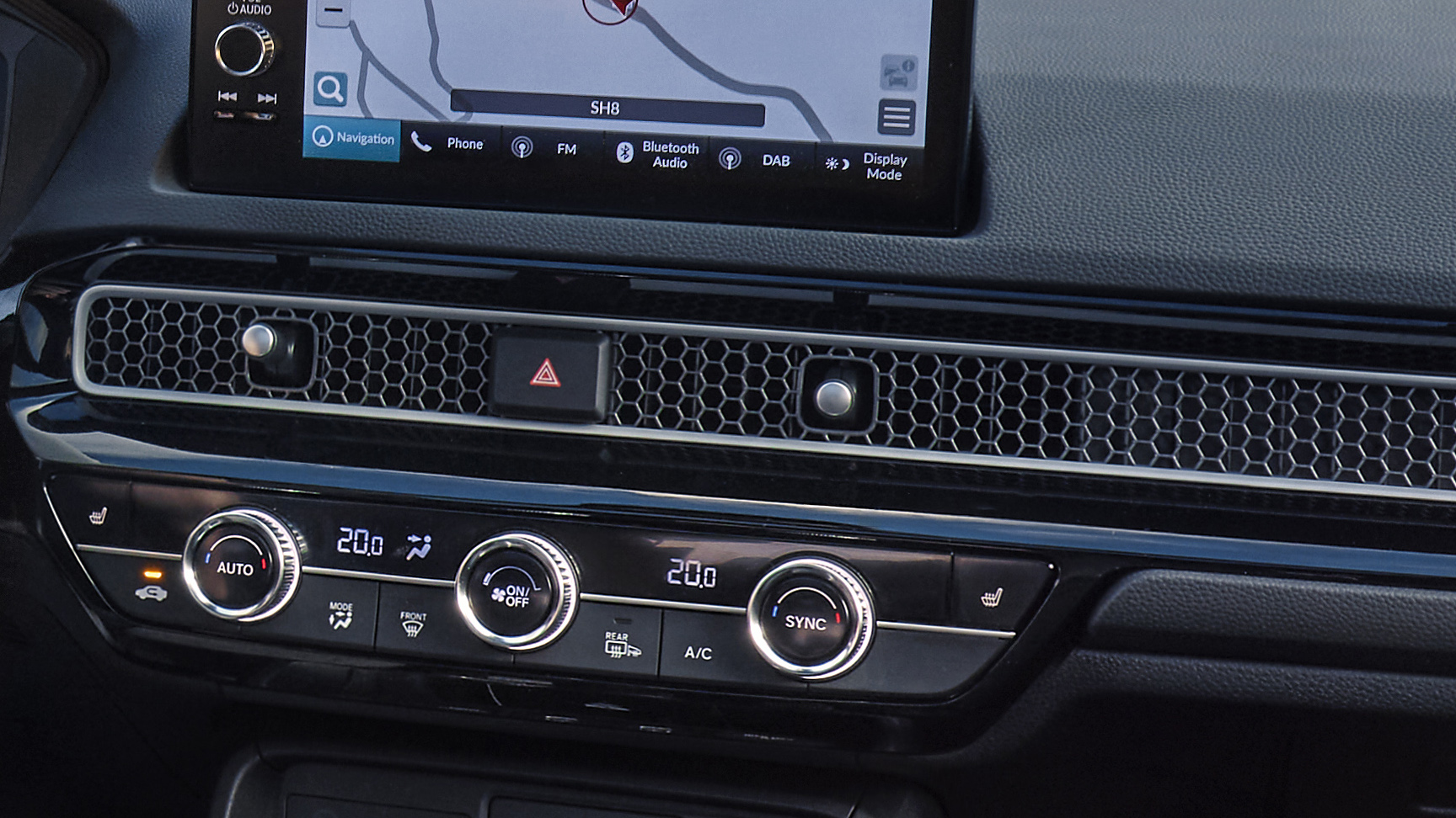 Interni della Civic Hybrid, con particolare attenzione alla plancia e alle bocchette a nido d'ape