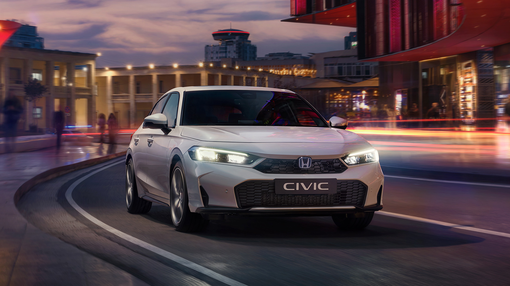 Civic Hybrid in città, su strada, all'alba