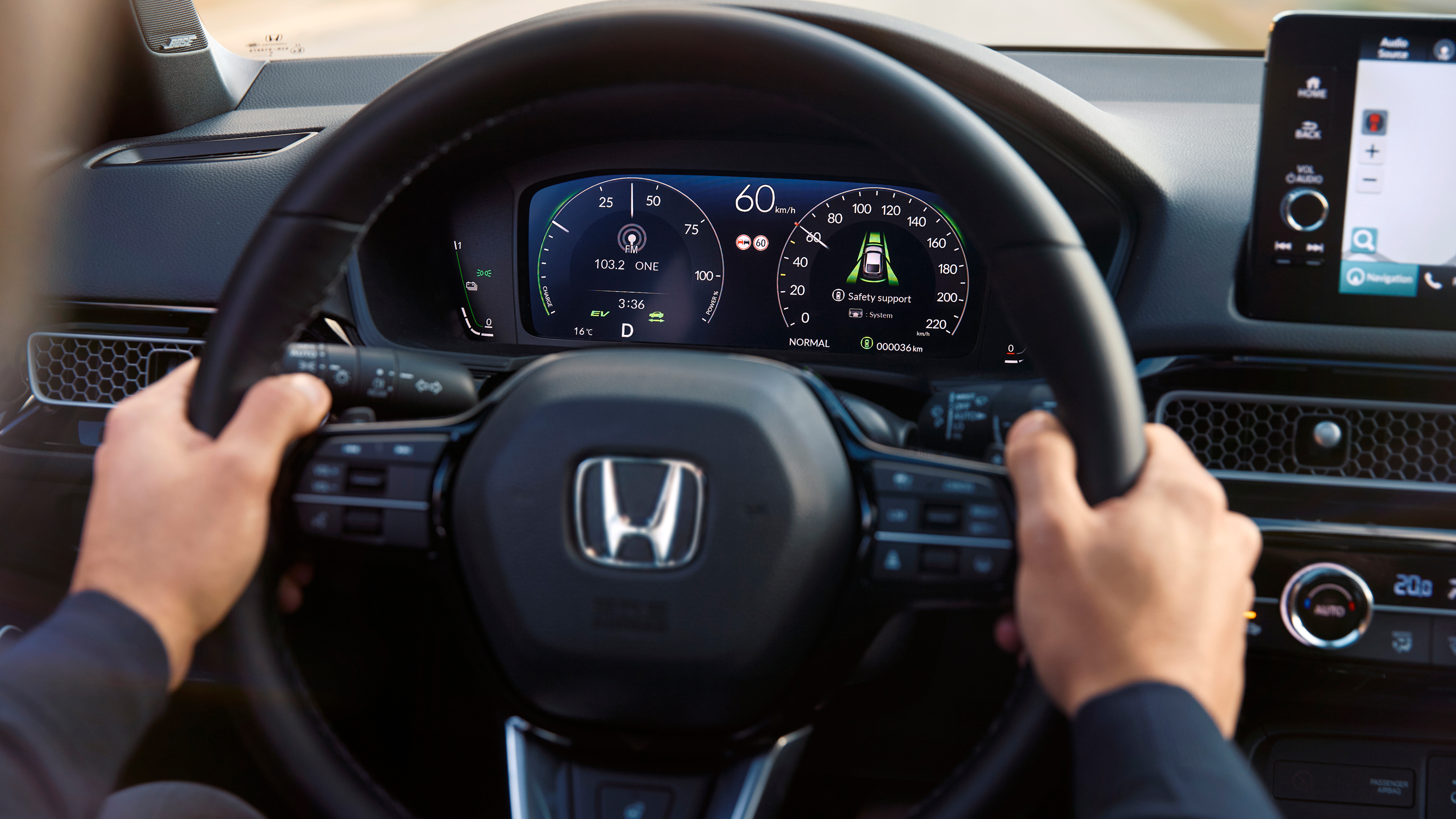 Primo piano della plancia della Honda Civic Hybrid.