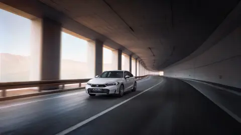 Un'automobile Civic Hybrid in movimento lungo una strada.