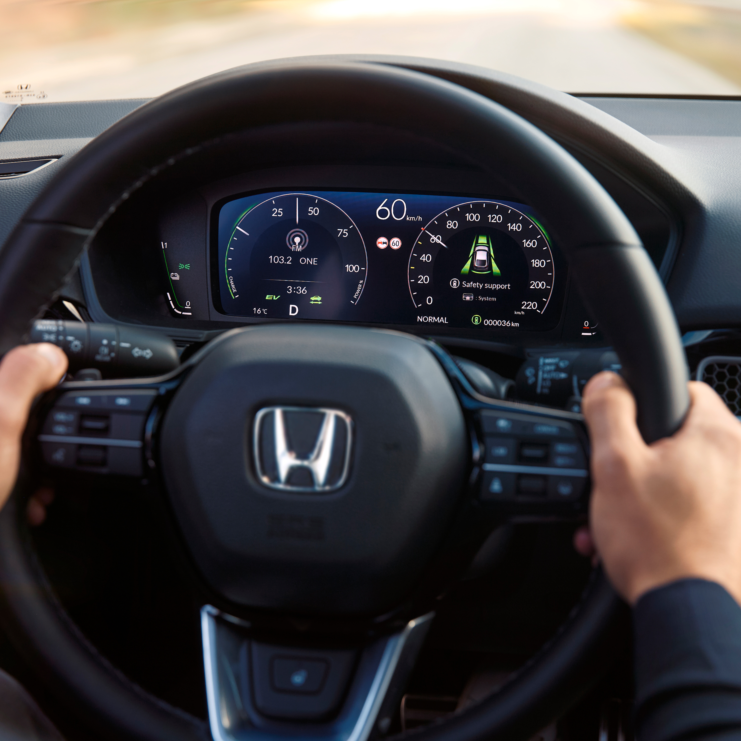Primo piano del quadro strumenti della Honda Civic Hybrid.
