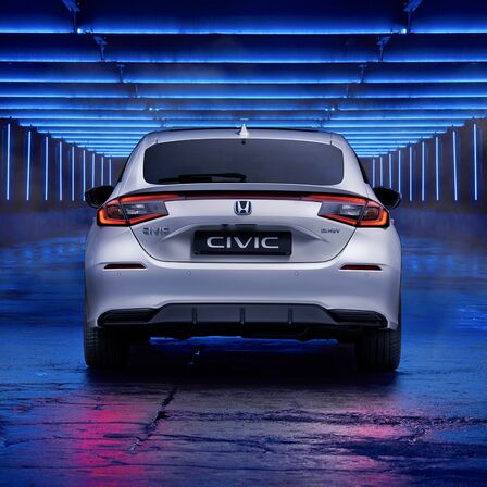 Vista posteriore della Honda Civic e:HEV hatchback.