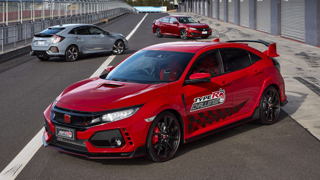 Vista anteriore di tre quarti della Honda Civic Type R sul circuito del Nürburgring.