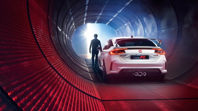 Vista posteriore di tre quarti di una Honda Civic Type R parcheggiata in un tunnel.