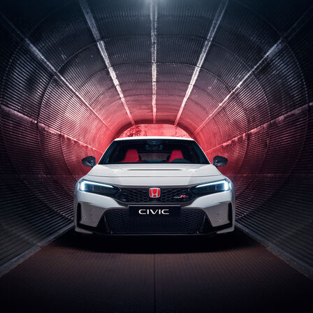 Vista frontale di Honda Civic Type R parcheggiata in un tunnel.
