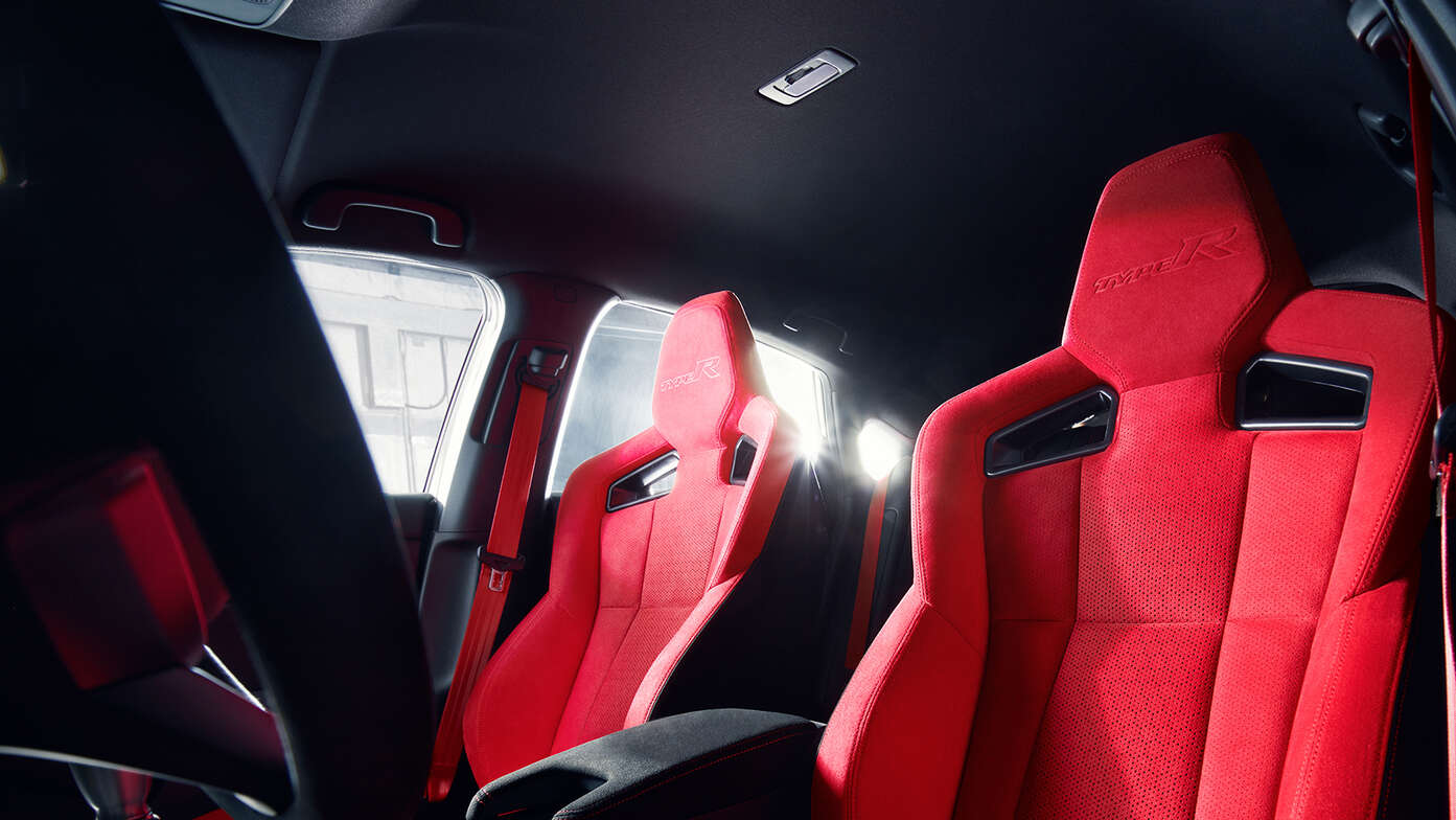 Primo piano del rivestimento in pelle scamosciata rossa della Honda Civic Type R.