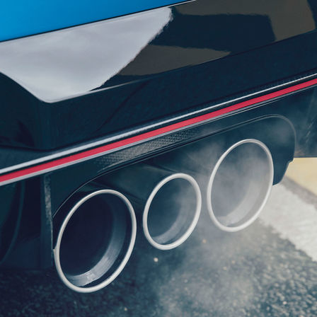 Primo piano del tubo di scarico della Civic Type R.