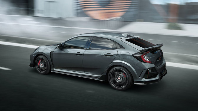 Vista posteriore di tre quarti della Civic Type R GT grigia