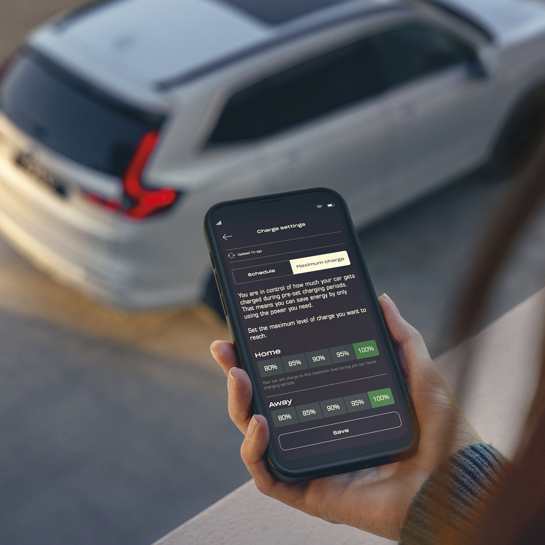 Primo piano di un modello che utilizza l'app My Honda+.