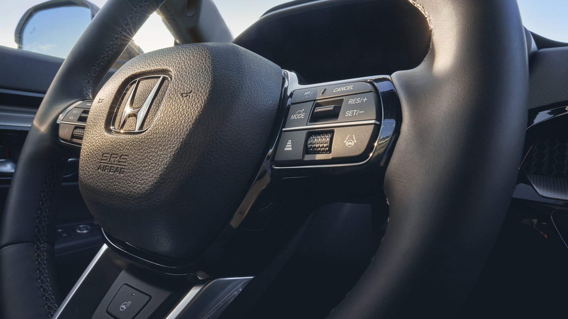 Primo piano del volante in pelle riscaldato di Honda CR-V Hybrid.