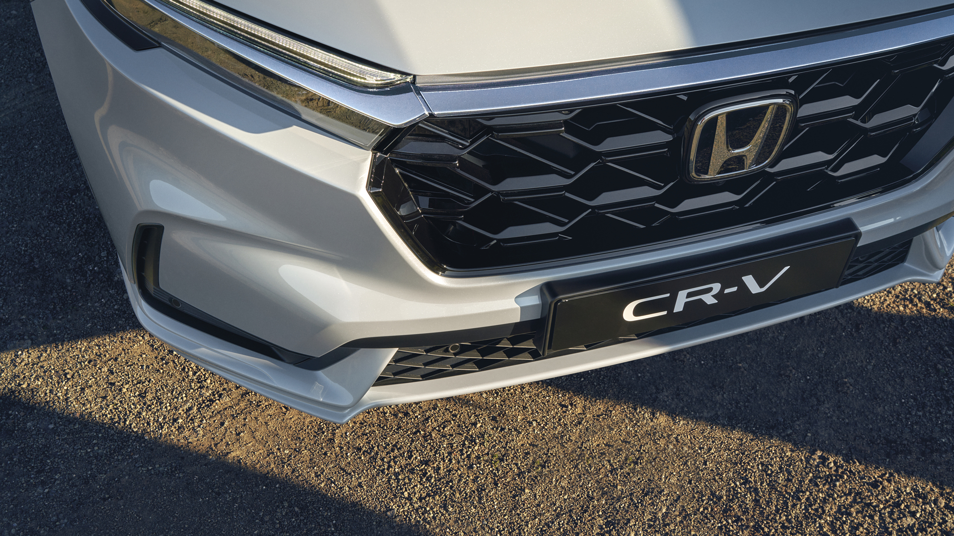 Primo piano della griglia anteriore di Honda CR-V Hybrid.