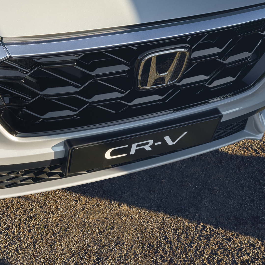 Primo piano della griglia anteriore di Honda CR-V Hybrid.