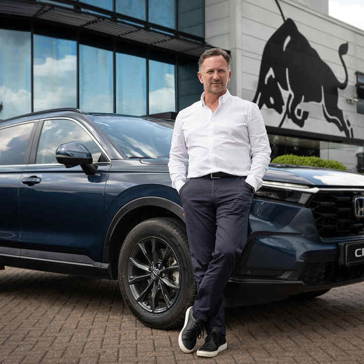 Christian Horner accanto a un Honda-CRV-EHEV