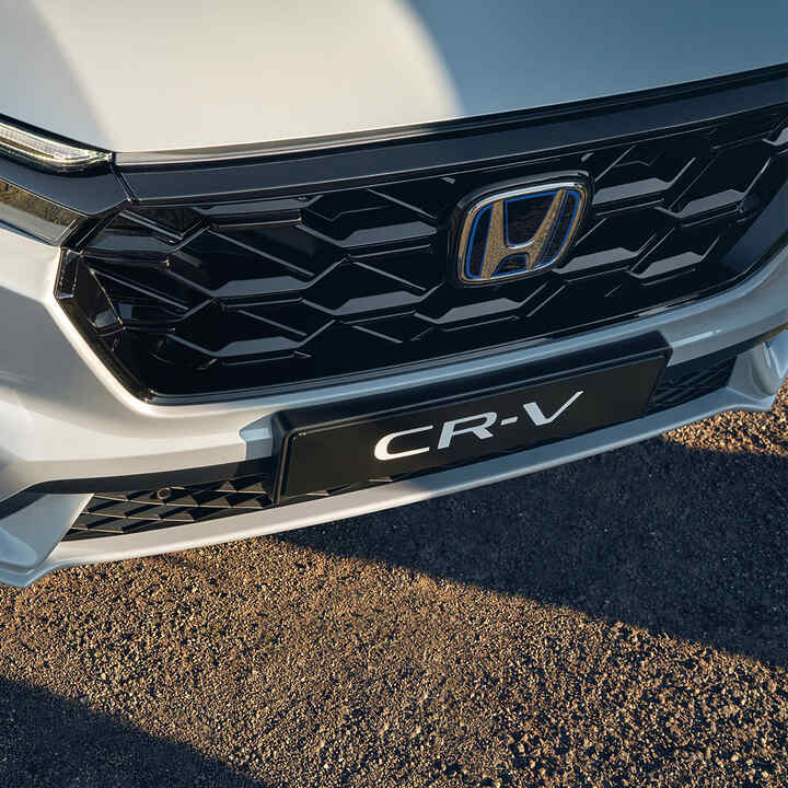 Primo piano della griglia anteriore di Honda CR-V Hybrid.