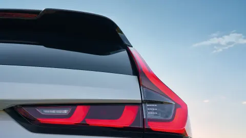 Primo piano delle luci posteriori esterne del SUV CR-V Hybrid.